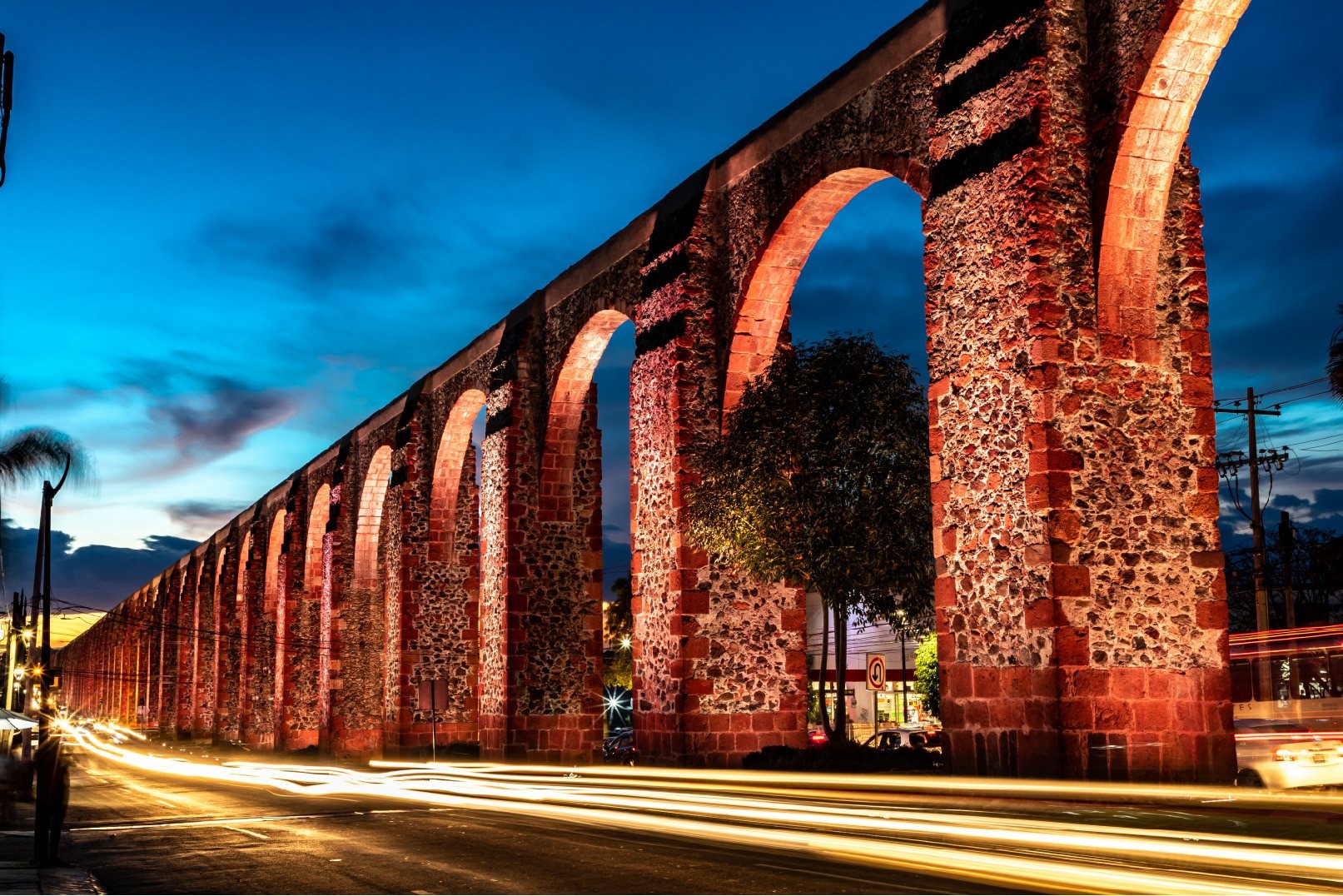 The aqueduct of Querétaro at dusk
